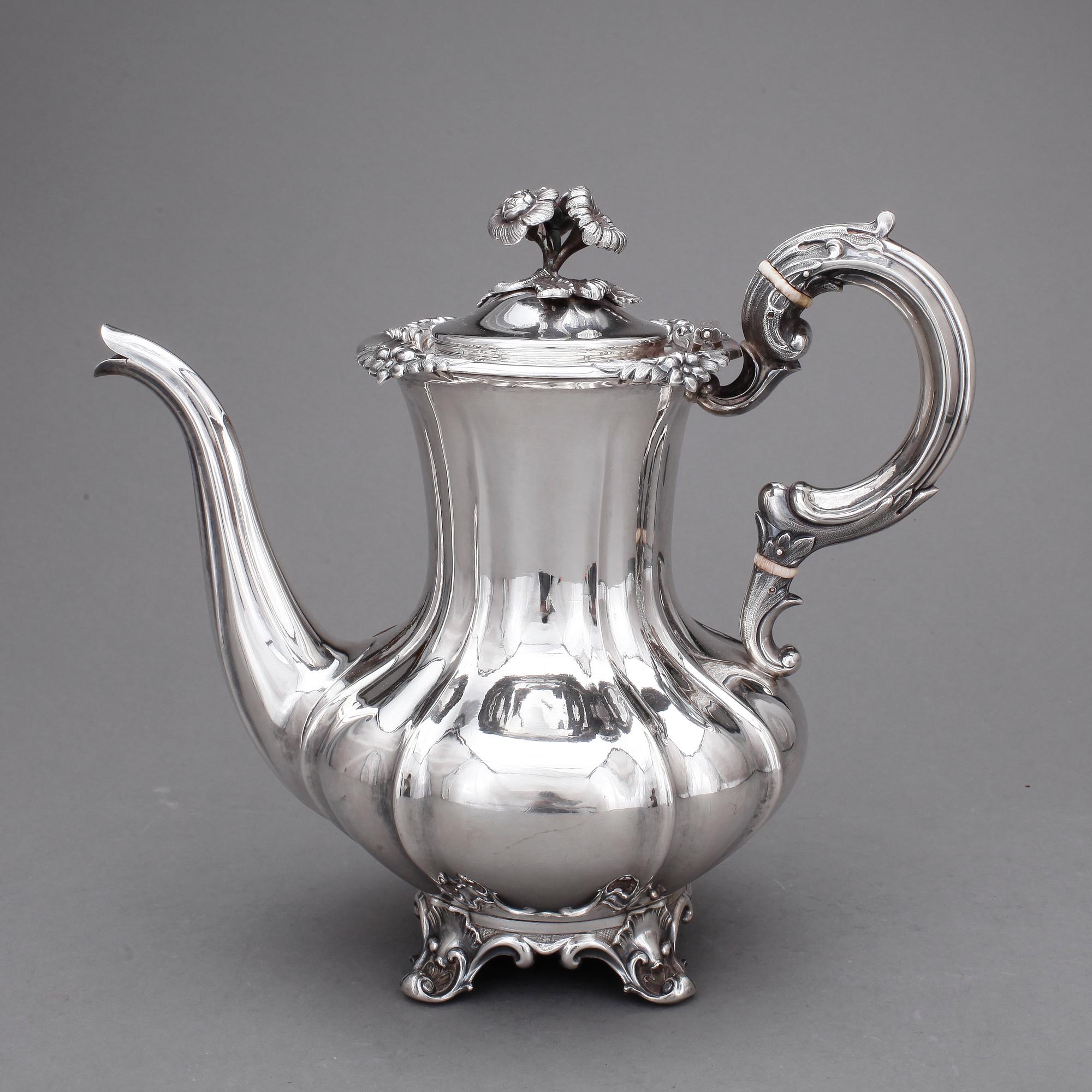 KAFFEKANNA, silver, nyrokoko, Zethelius, Stockholm 1847. Vikt ca 912 gram.