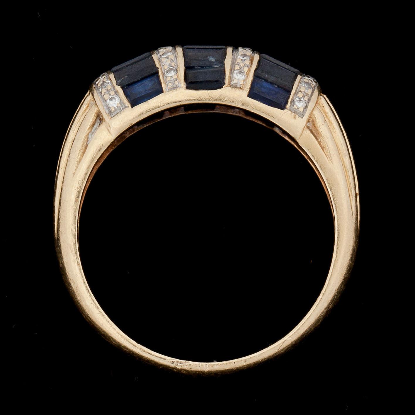 RING, 18k guld, safirer och diamanter. Vikt 5g.