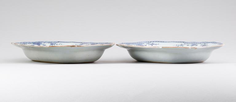 SKÅLFAT, 2 st,  porslin, Kina, Qianlong 1736-1795.