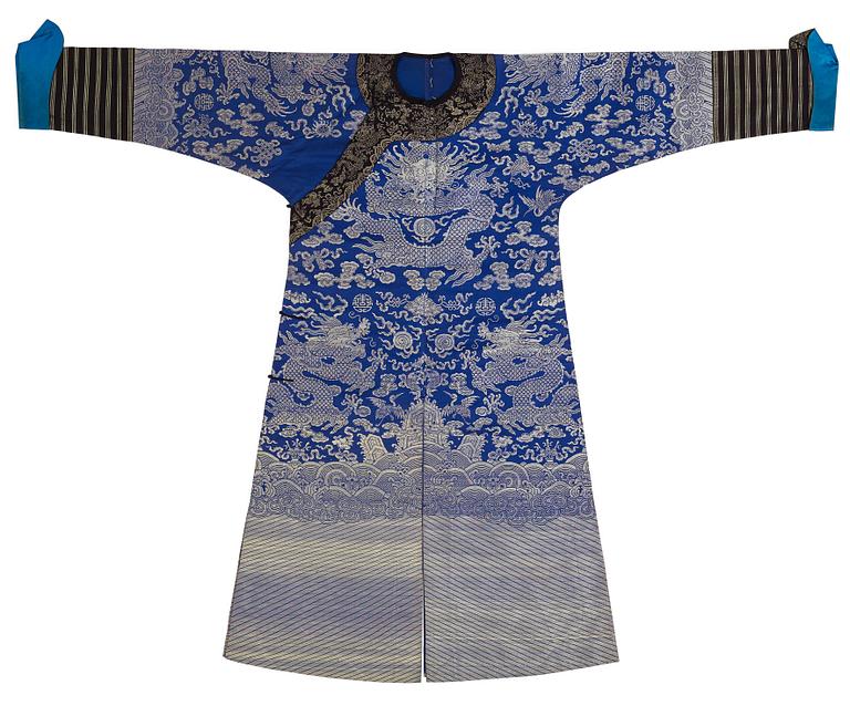 A Chinese robe, late Qing dynasty, circa 1900.