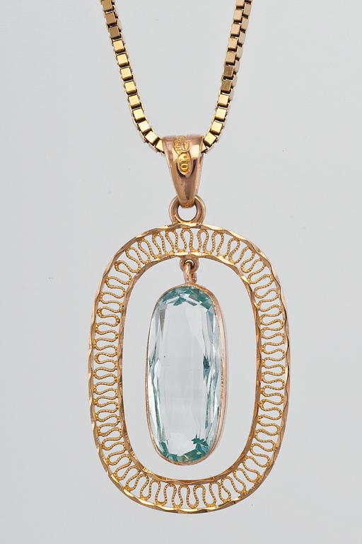 A PENDANT WITH CHAIN.