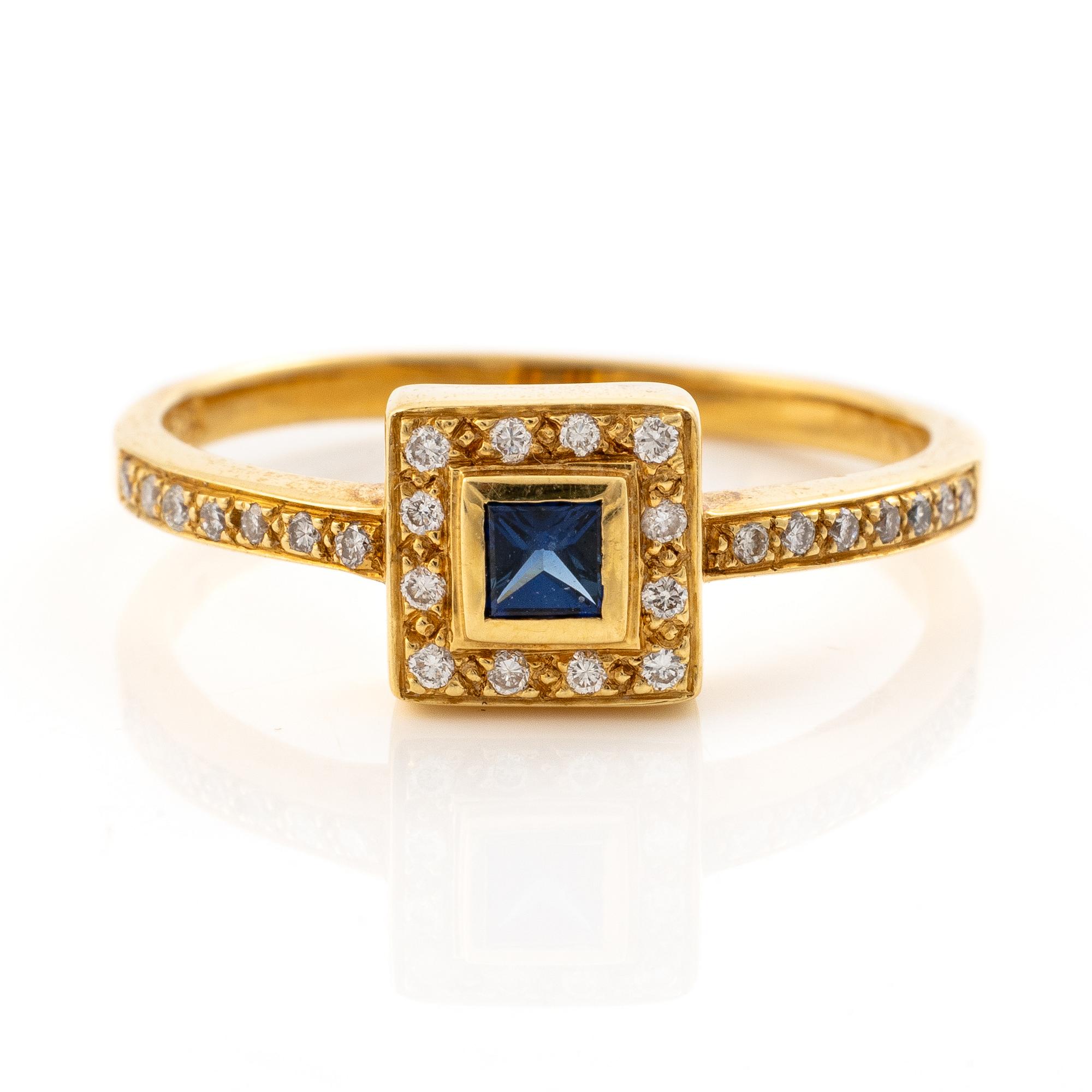 18K gold ring with a sapphire and brilliant-cut diamonds.