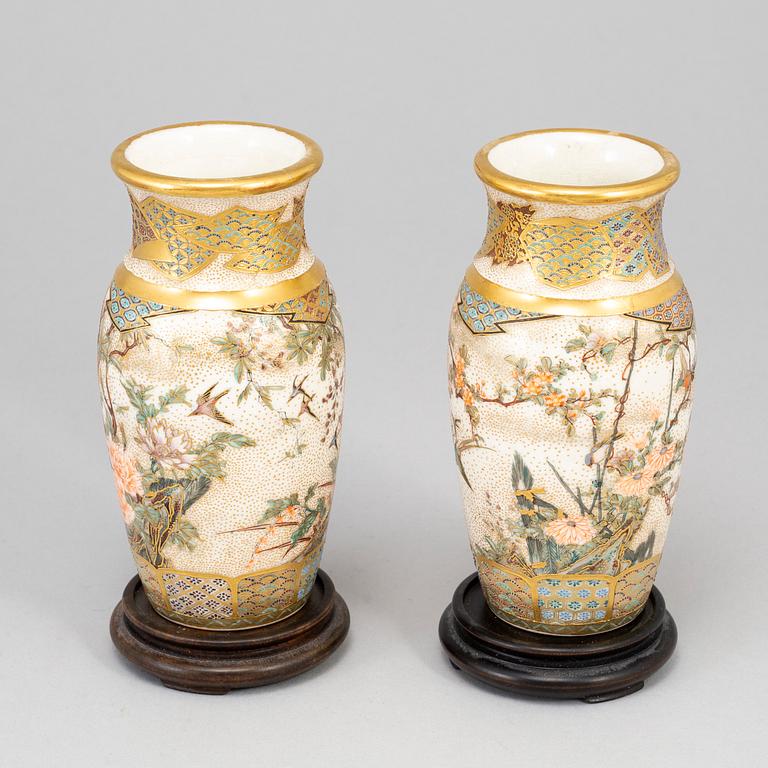 Two Japanese satsuma vases and a box with cover, early 20th Century.