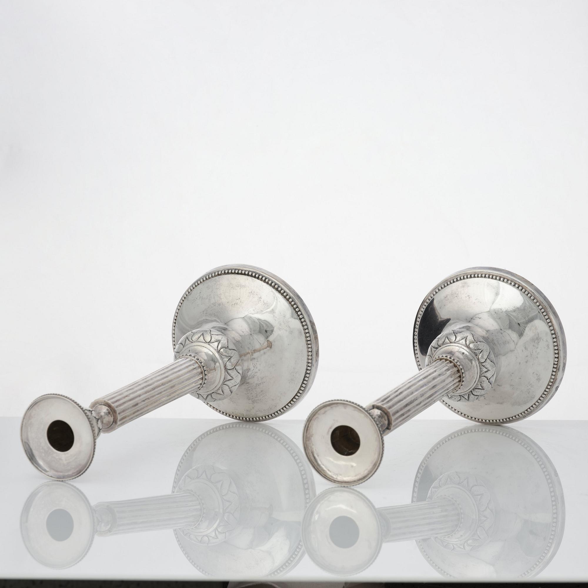 Anders Isleben, kandelabrar för tre ljus, ett par, silver, Norrköping 1793. Gustavianska.