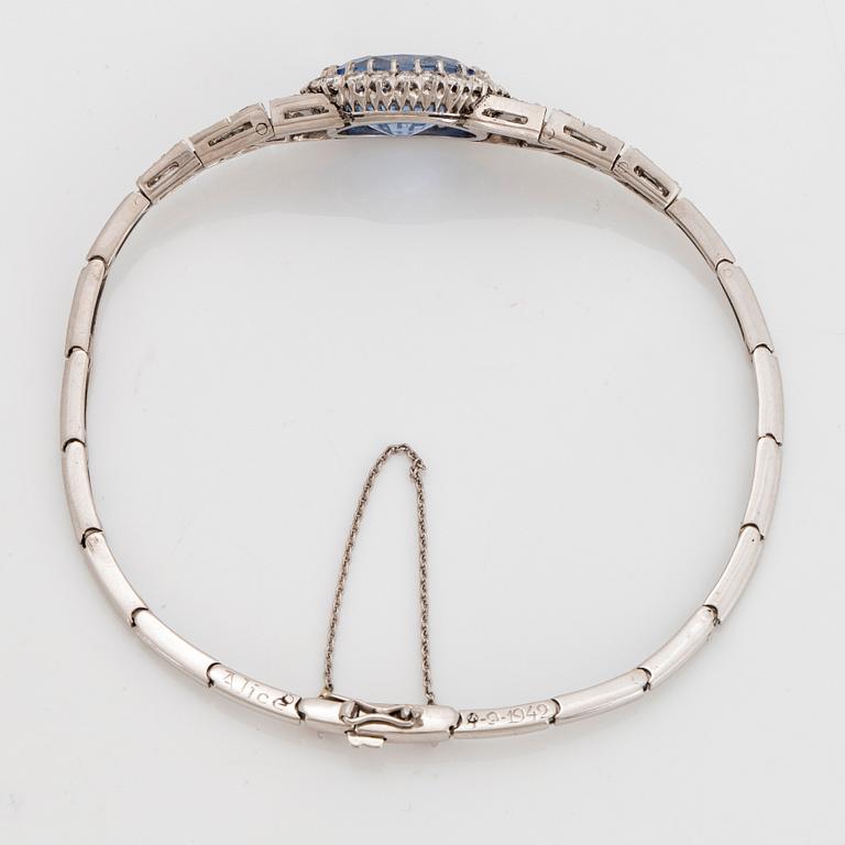 Armband 18K vitguld med en fasettslipad safir vikt ca 7.00 ct.