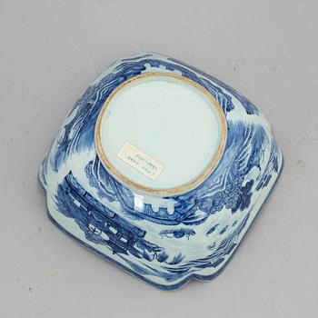A blue and white bowl, Qing dynasty, Jiaqing (1796-1820).