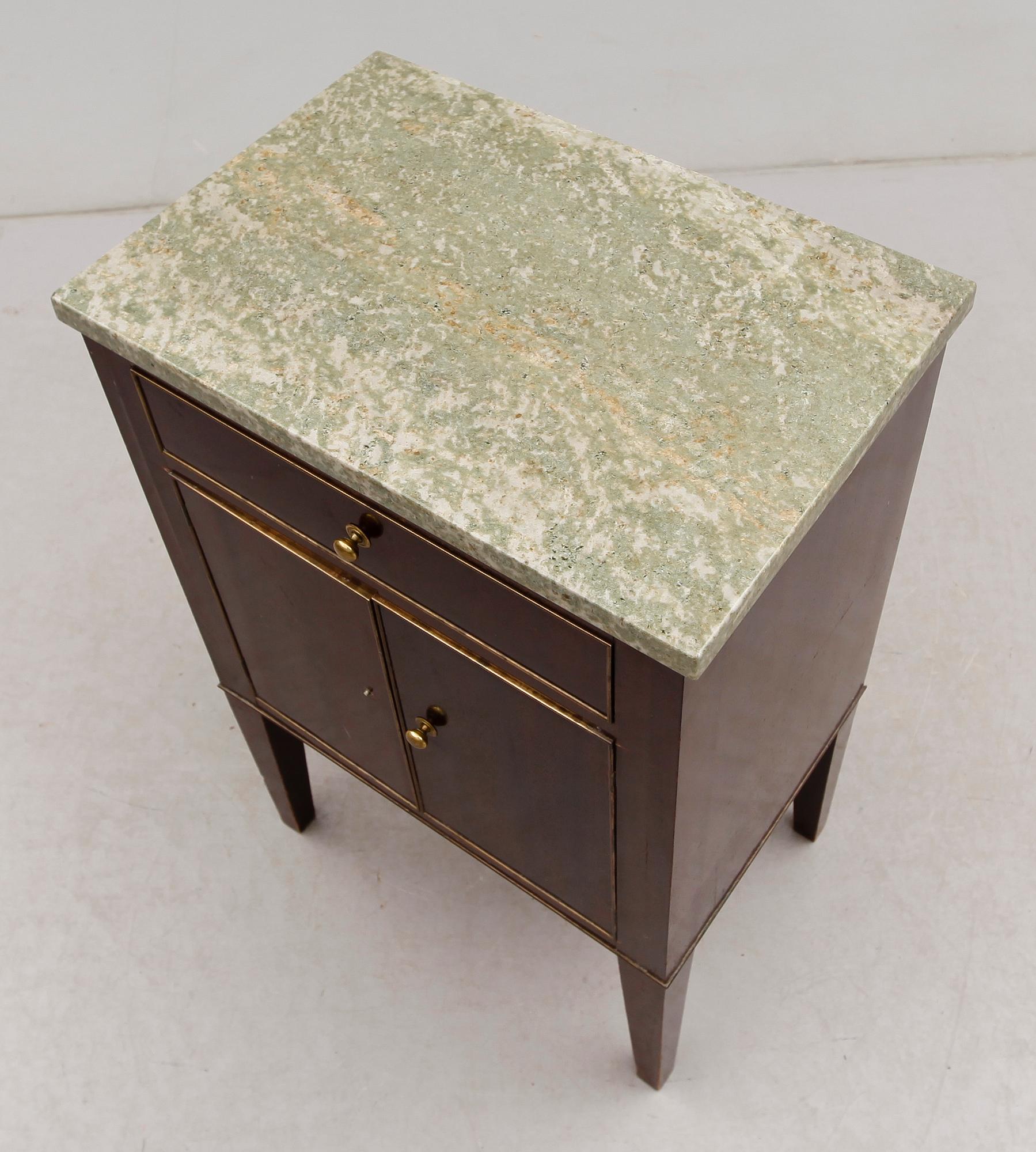 POTTSKÅP, gustaviansk stil, 1900-talets första hälft.