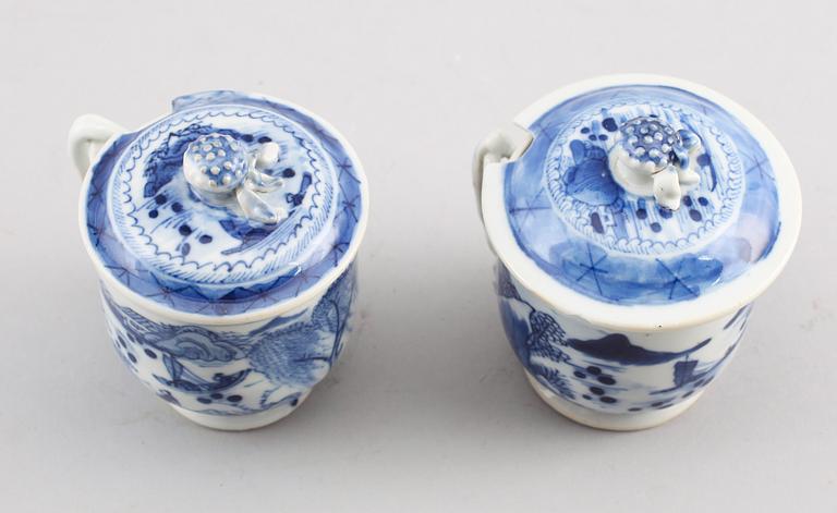 CREMEKOPPAR MED LOCK, 2 st, porslin, Kina, 1800-tal.