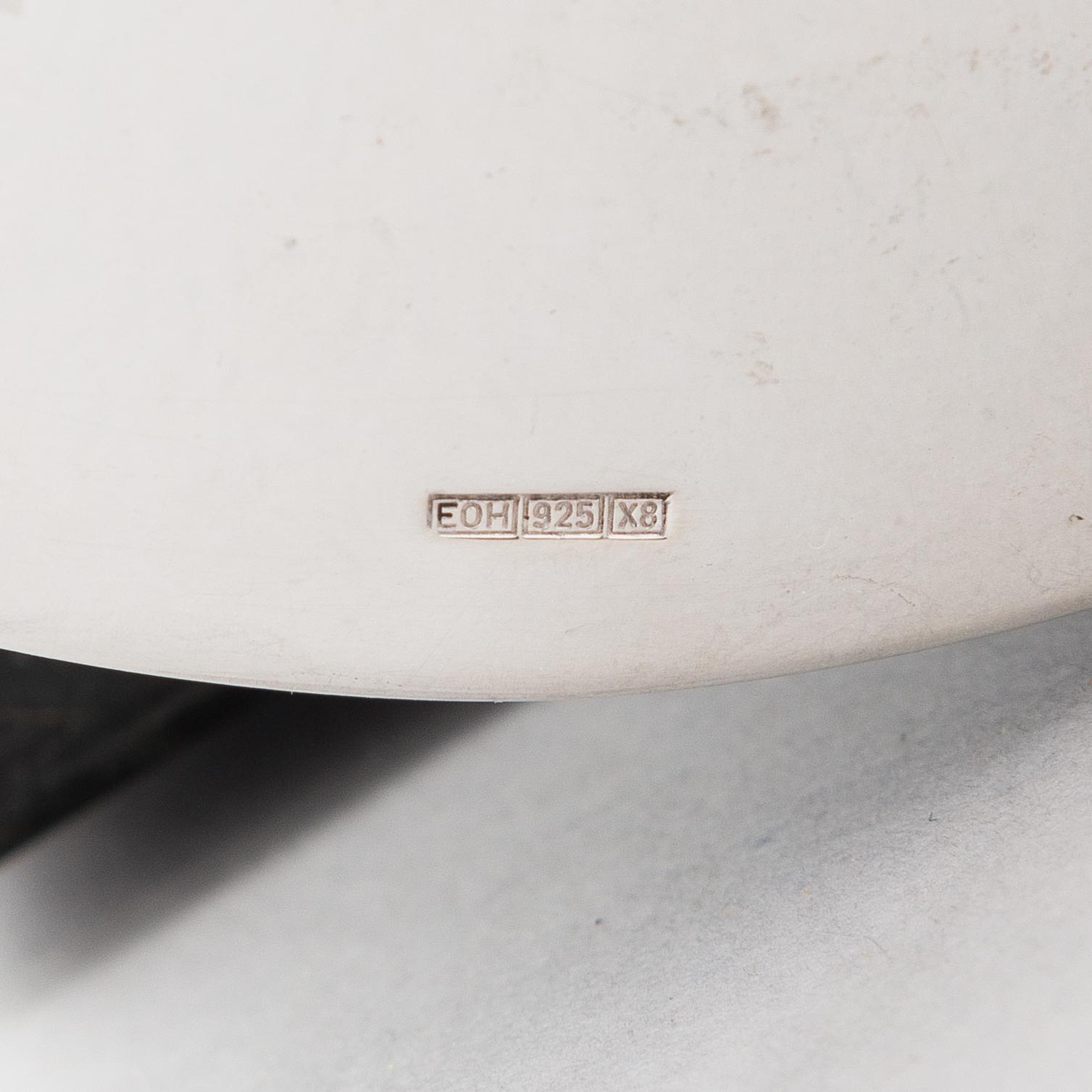 Pekka Piekäinen, veistos, anortosiitti ja hopea, leimattu 1999 Platinoro, Turku.