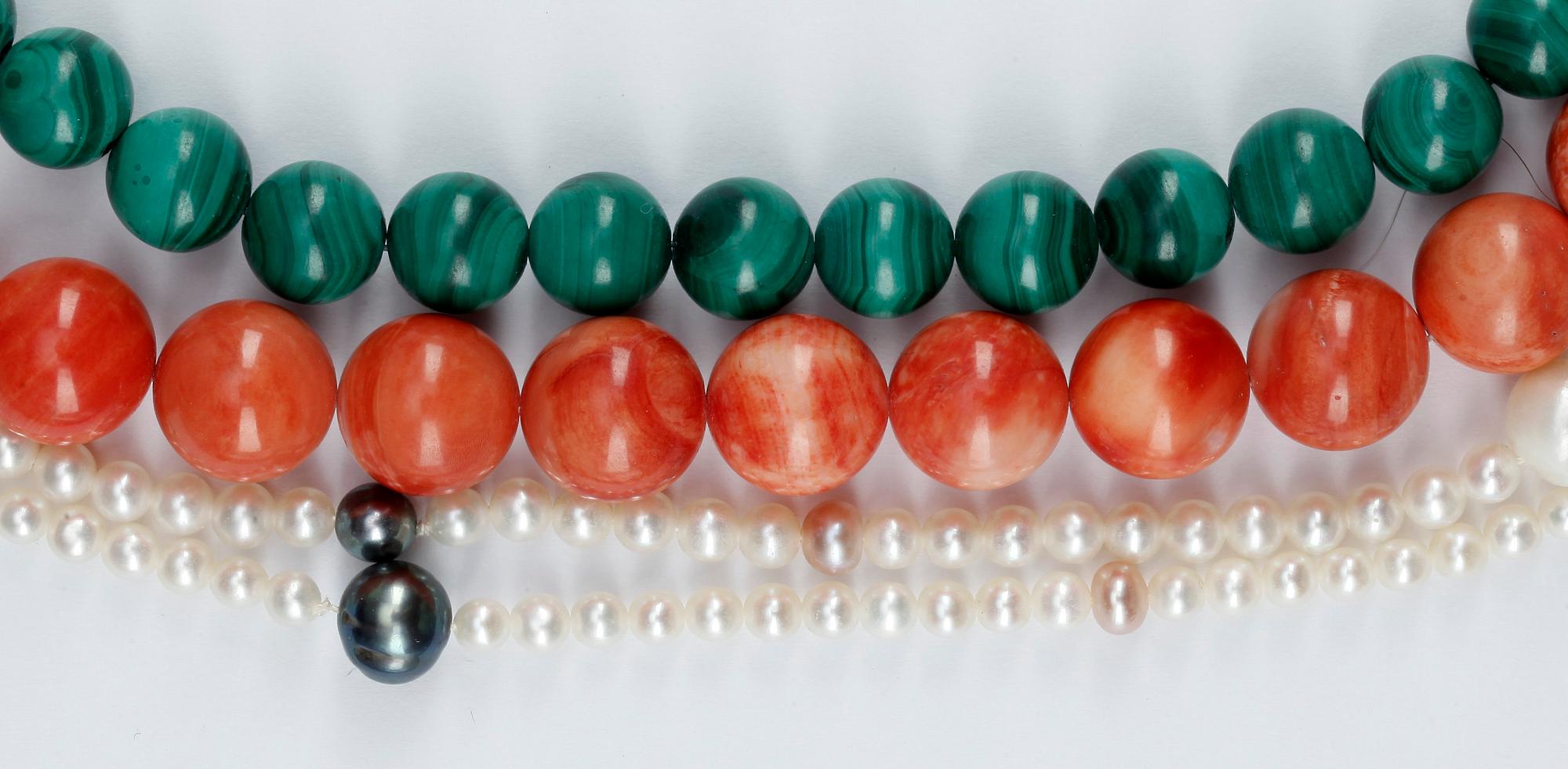 COLLIER, 3 st, Ole Lynggaard, korall, malakit och odlade sötvattenpärlor.