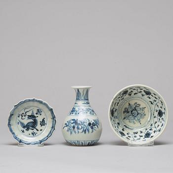 A group of Thai blue and white ceramics, 17/18th Century.