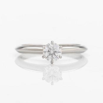 Tiffany & Co, a platinum ring with a brilliant-cut diamond 0.48 ct. With certificate.