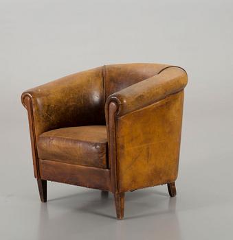 A LEATHER ARMCHAIR, end of 20th century.