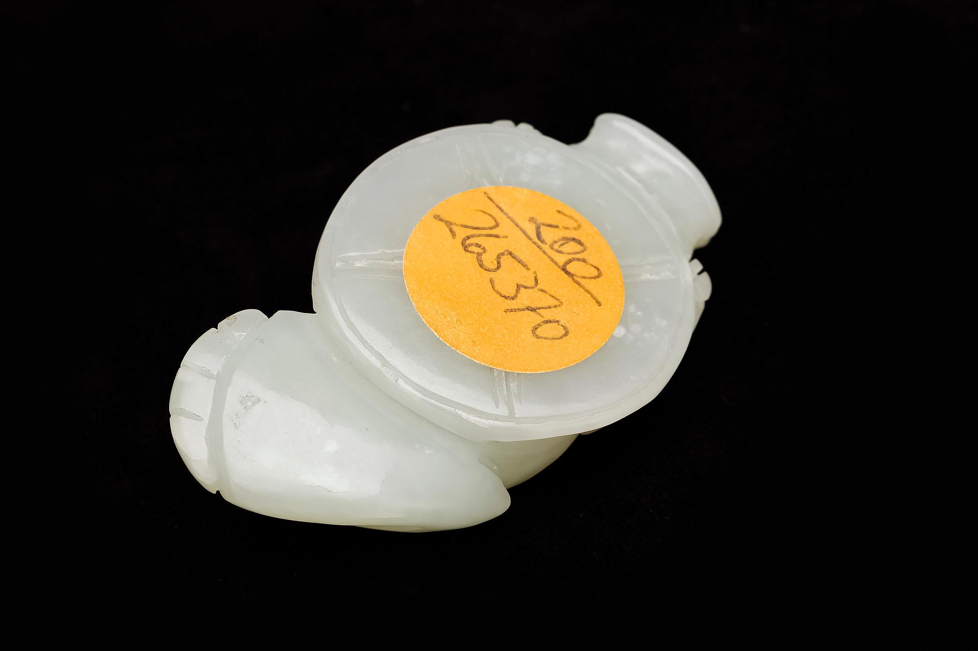 PARTI PORSLIN, 4 delar samt FIGURIN, nefrit, Kina 1900-tal.