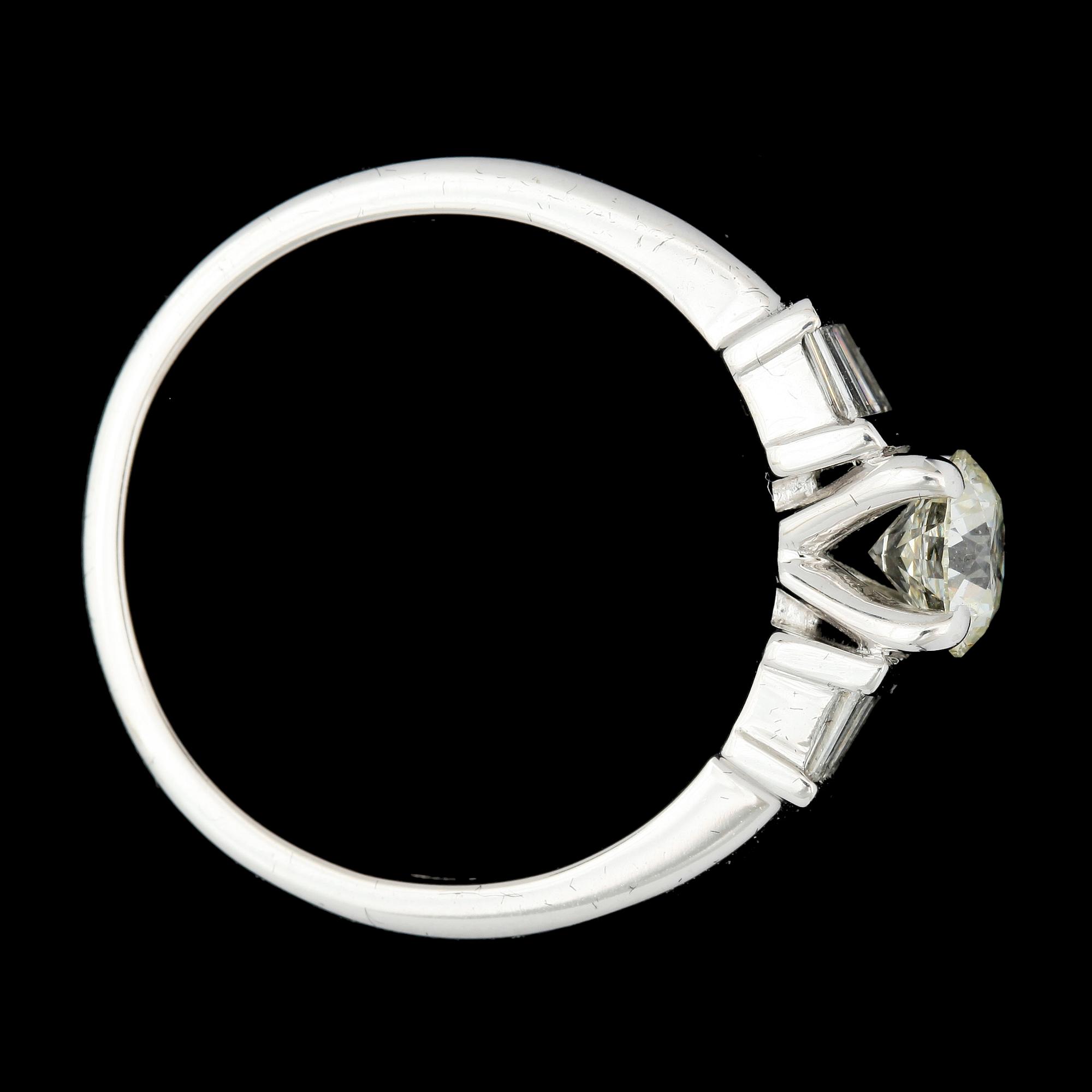RING, 18k vitguld med briljant- och baguettslipade diamanter ca 0,60ct+ tot ca0,21ct. Vikt 4,3g.