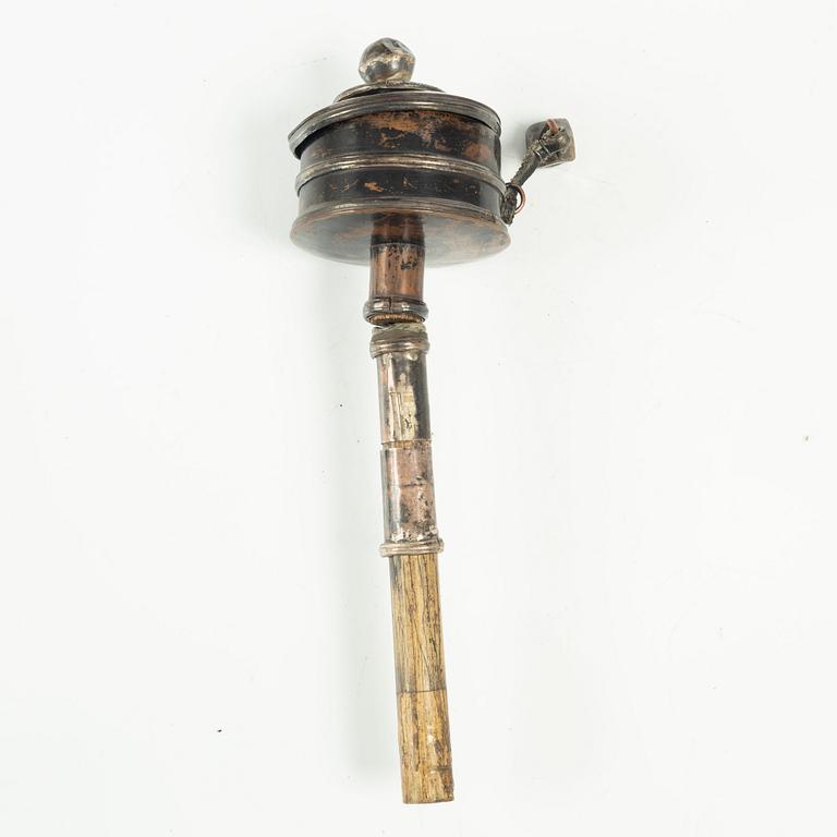 Figuriner, två stycken, samt nagelskydd och bönesnurra, sen Qingdynasti/tidigt 1900-tal.