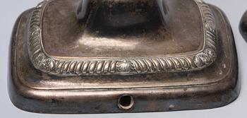 LJUSSTAKAR, ett par samt SKÅL. Pläter, nysilver och glas. 1900-tal.