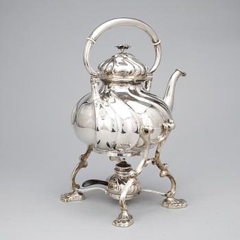 TÉKANNA PÅ RECHAUD, silver, rokokostil Christian F. Heise, Danmark. 1917. Totalvikt 1517 gram.