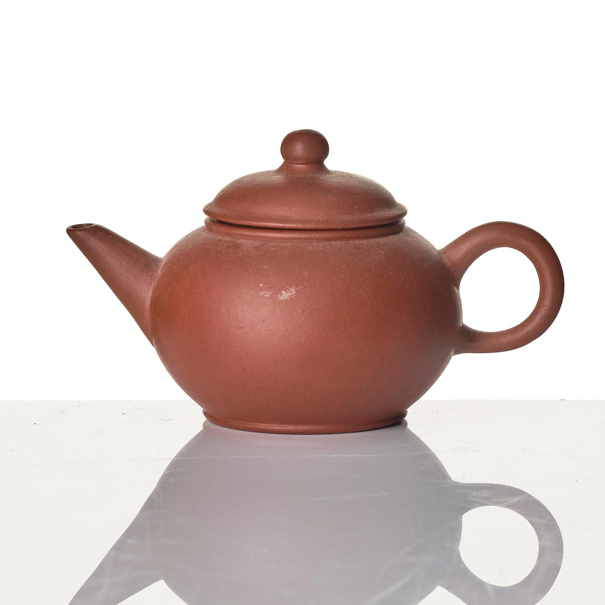 A miniature tea pot with cover, four cups and a dish, China, 20th century.