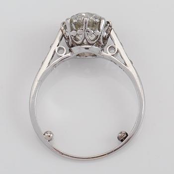 RING, 18K vitguld och solitär briljantslipad diamant ca 2.04 ct, samt mindre diamanter tot ca 0.06 ct.