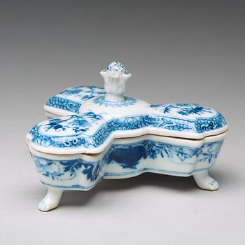 A blue and white cruet stand, Qing dynasty, Qianlong (1736-95).