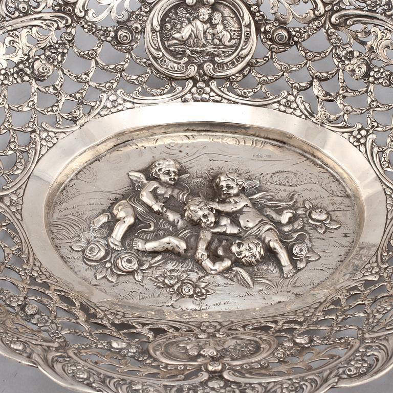 GALLERFAT, 2 st, silver, delvis låghaltigt, 1900-tal. Vikt 500 g.