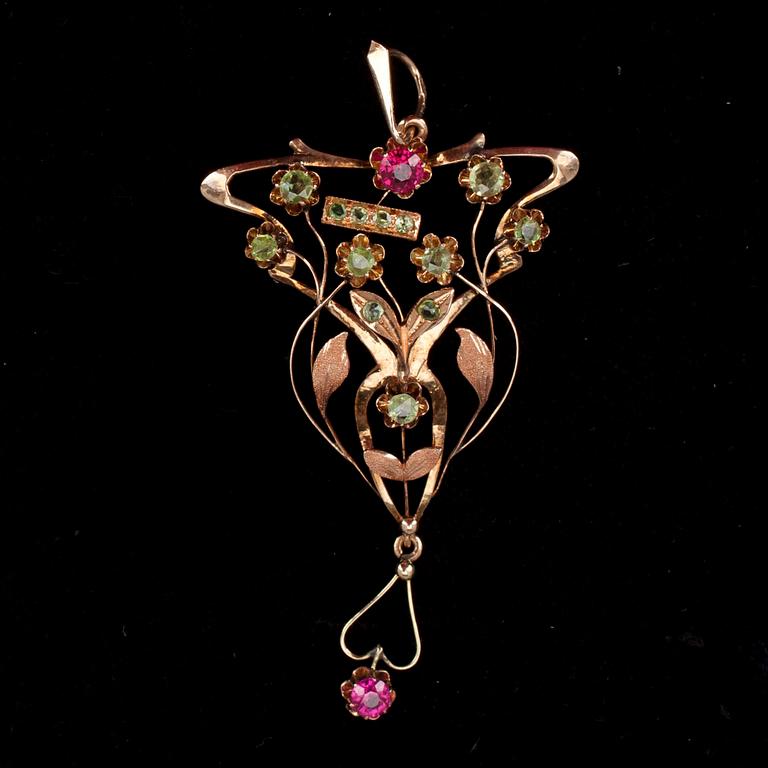 RIIPUS, 56 kultaa, demantoidi-granaatteja, synteettisiä rubiineja. Venäjä, Moskova, 1908-17. Paino 6 g.