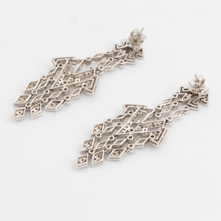 Örhängen, ett par, vitguld med briljantslipade diamanter.