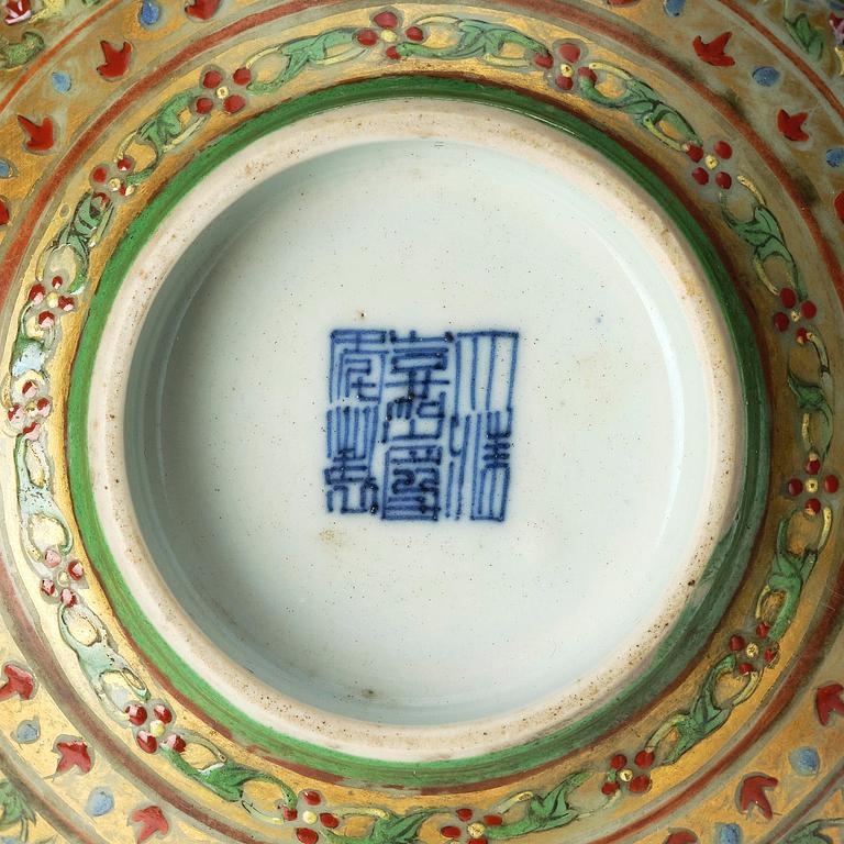 A Benjarong bowl with cover, Qing dynasty, with a Jiajing mark and of the period (1522-66).