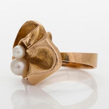 Björn Weckström, ring "Brutet löv", 14K guld och odlade pärlor. Lapponia 1971.