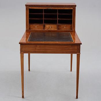 SKRIVBORD MED UPPSATS, Stockholmsarbete 1700-talets slut, Sengustavianskt.