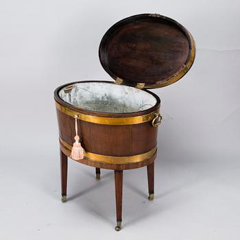 AN 18TH CENTURY ENGLISH WINE COOLER.