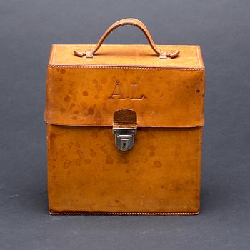 FLASKSCHATULL, läder, Palmgrens, Stockholm. 1900-talets mitt.