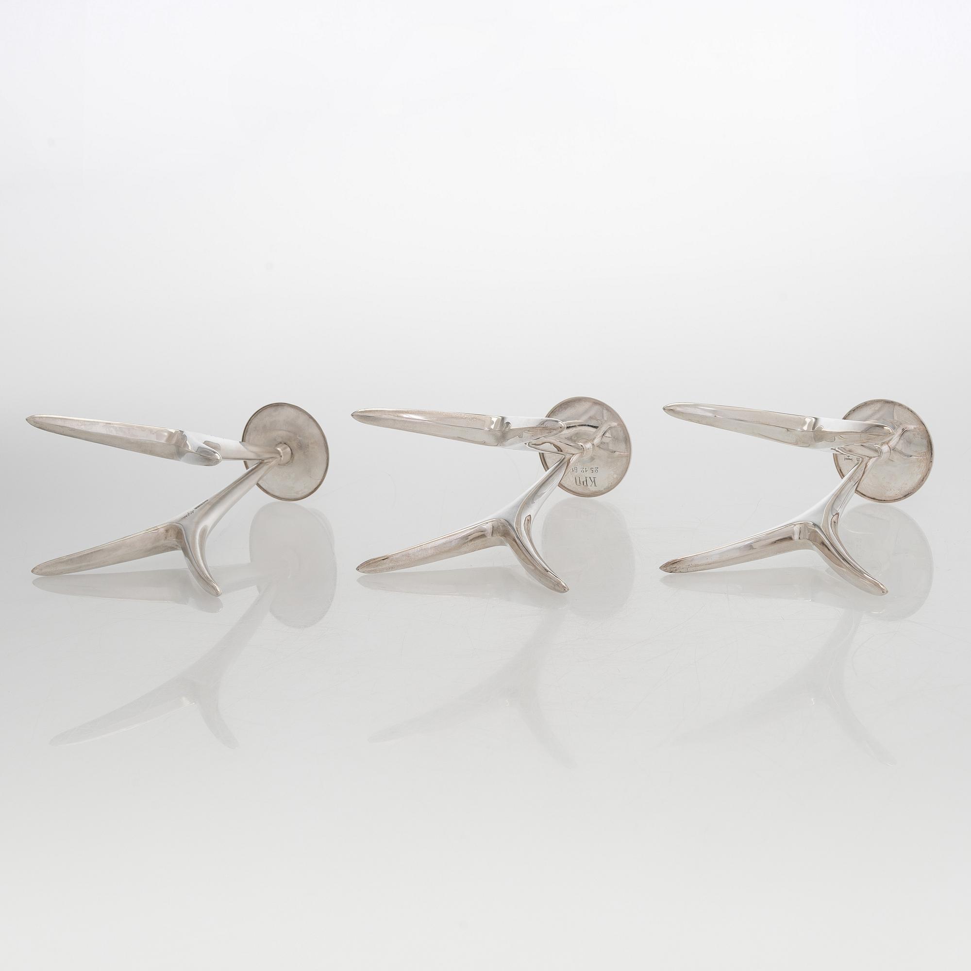 Anna-Greta Eker, Kynttilänjalkoja, 3 kpl, hopeaa, Auran Kultaseppä oy, Turku 1958 ja 1961.