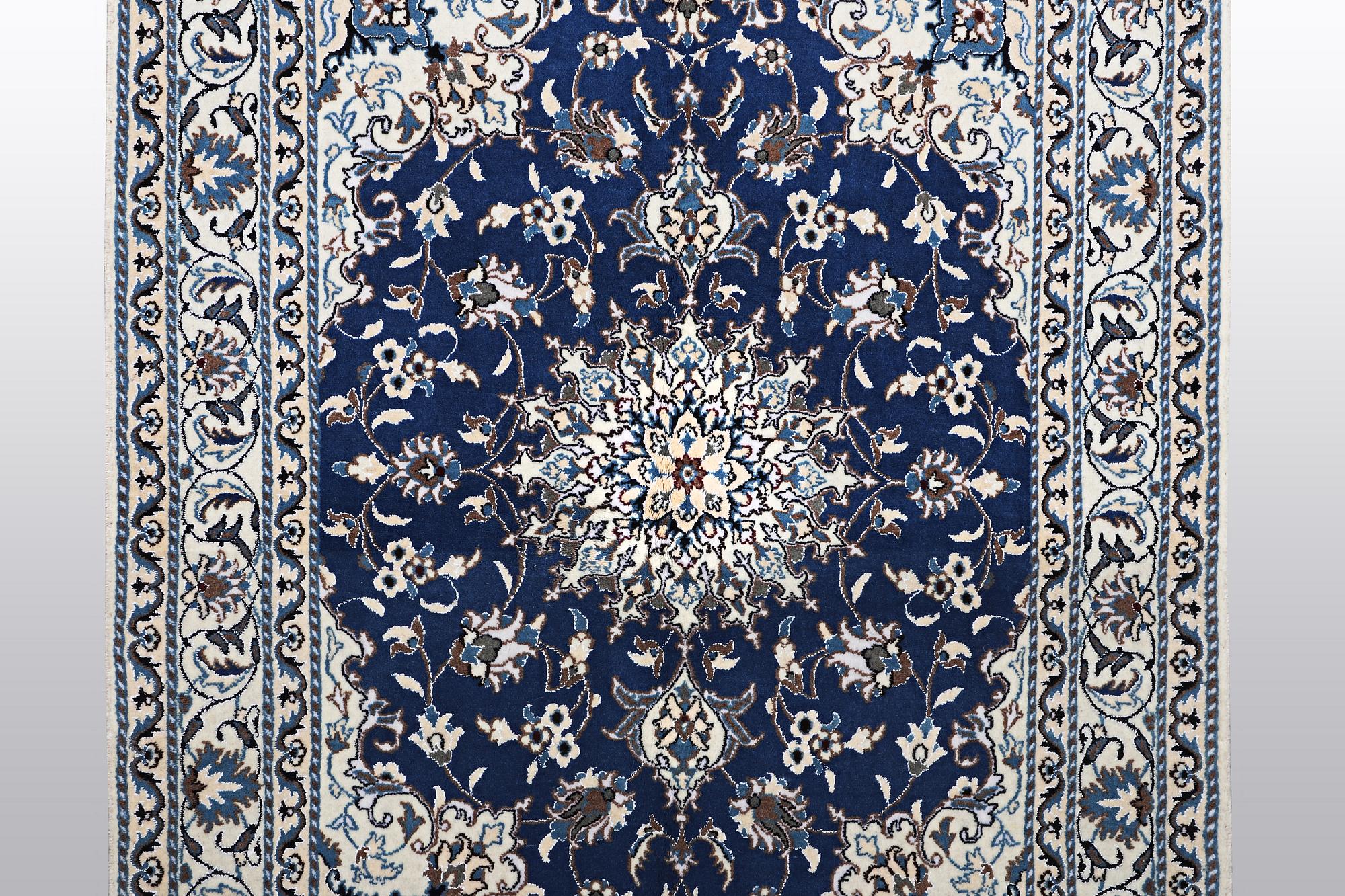 Matta, Nain, part silk, 9 LAA, ca 203 x 147 cm.