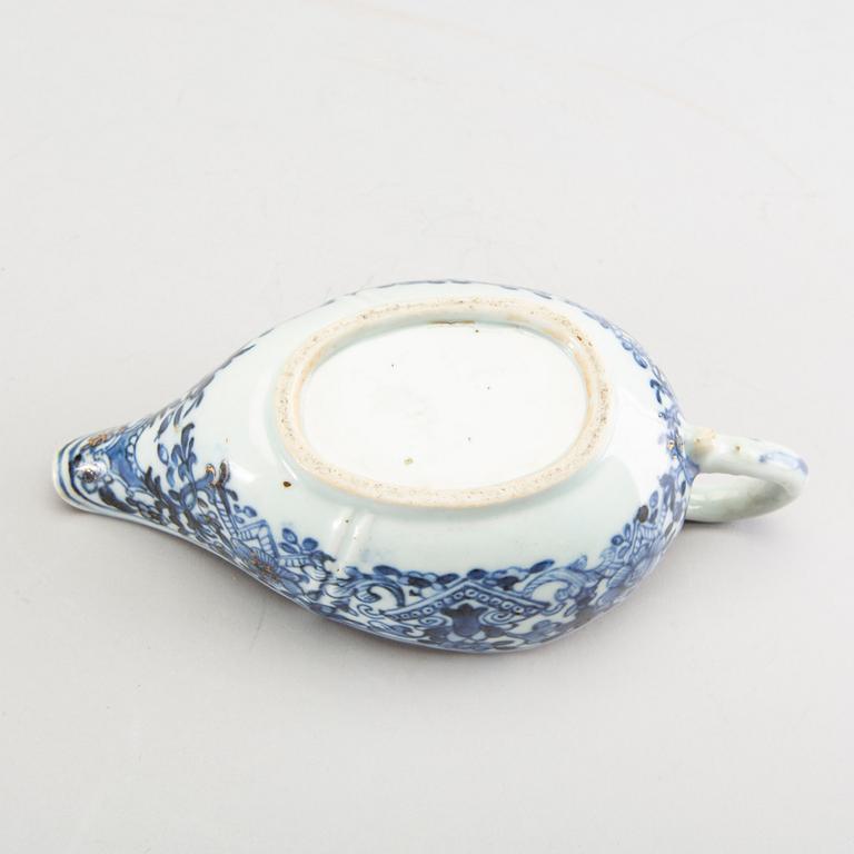 A Chinese Qianlong porcelain sauce boat.