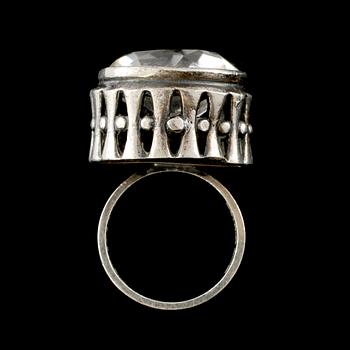 RINGAR, 2 st samt HÄNGE med KEDJA, silver, 1900-talets andra hälft. Total vikt 40 g.