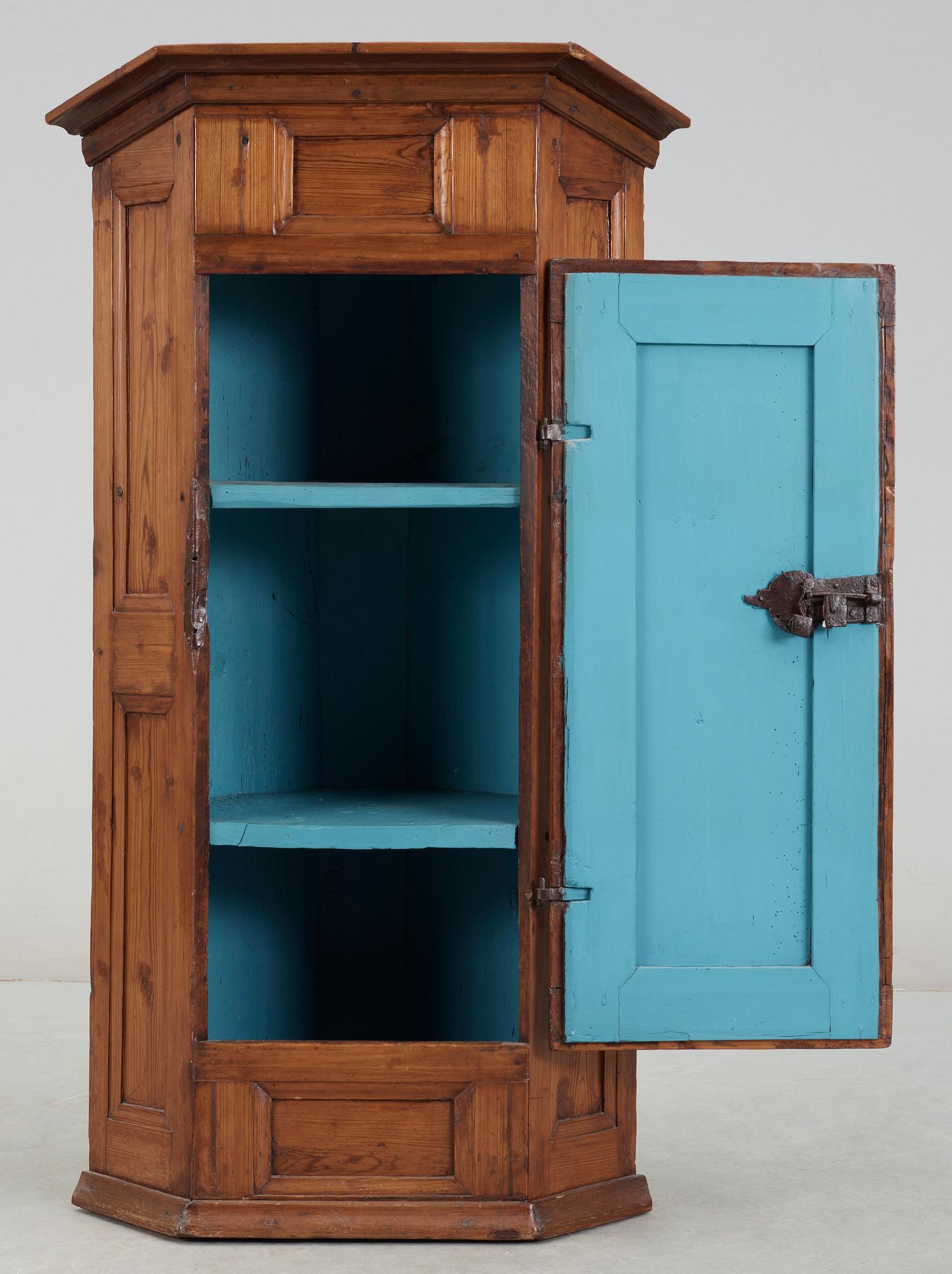 HÖRNSKÅP, allmoge, 1700-tal.