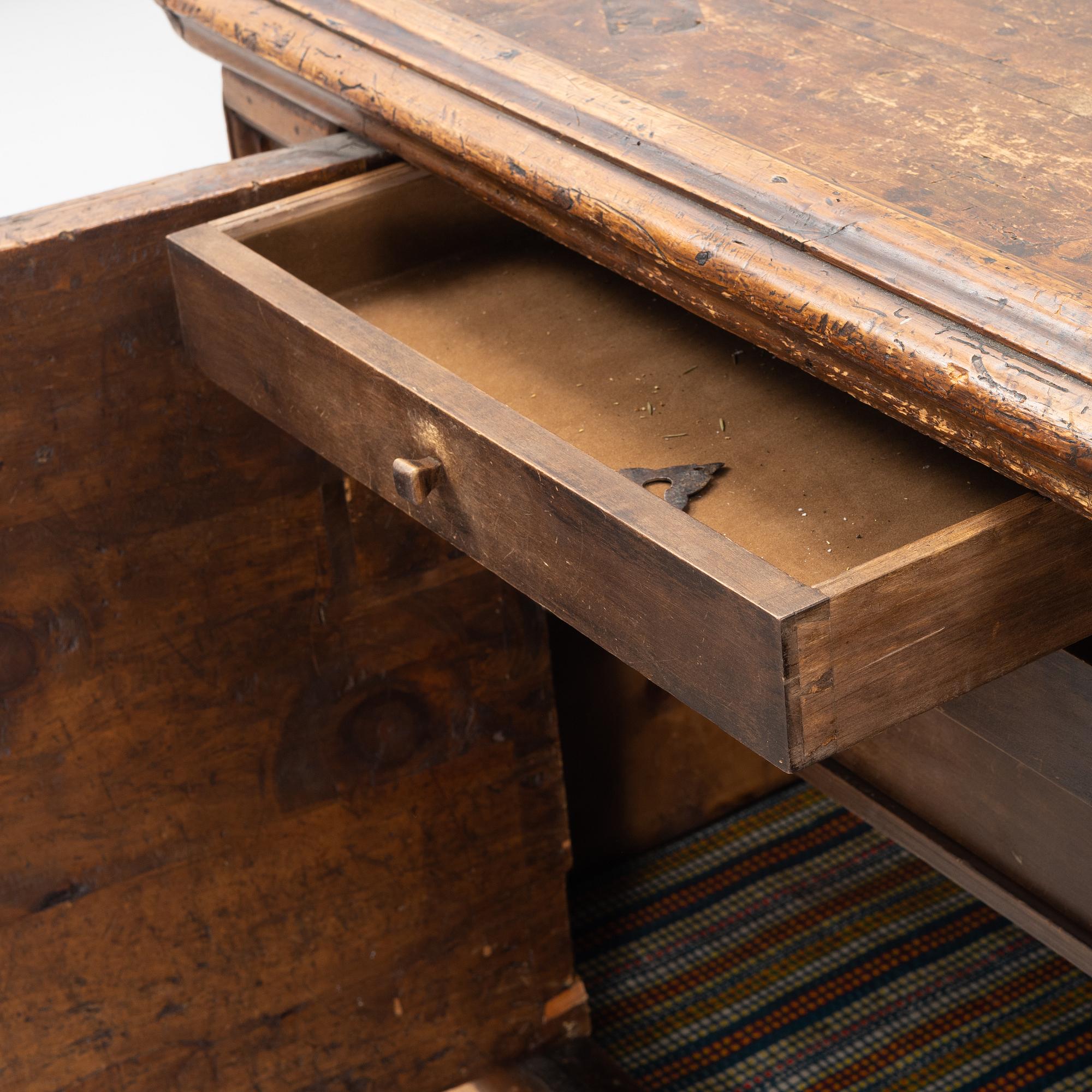 Cassone/sideboard, 1900-tal med äldre delar.