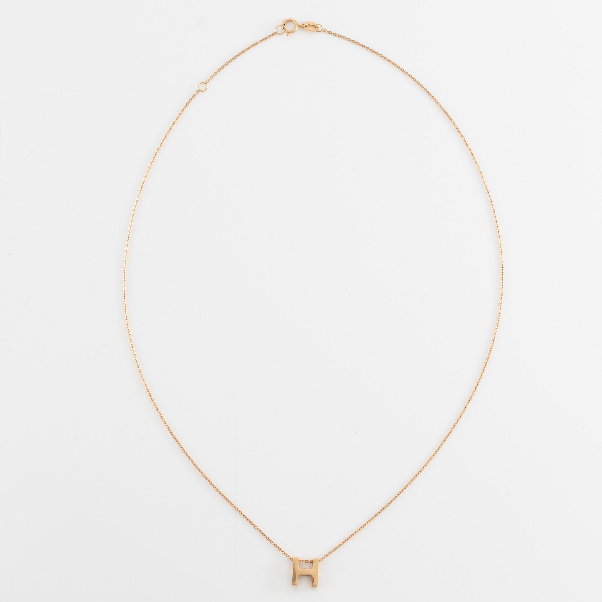 Collier, 18K guld med en berlock av bokstaven H.