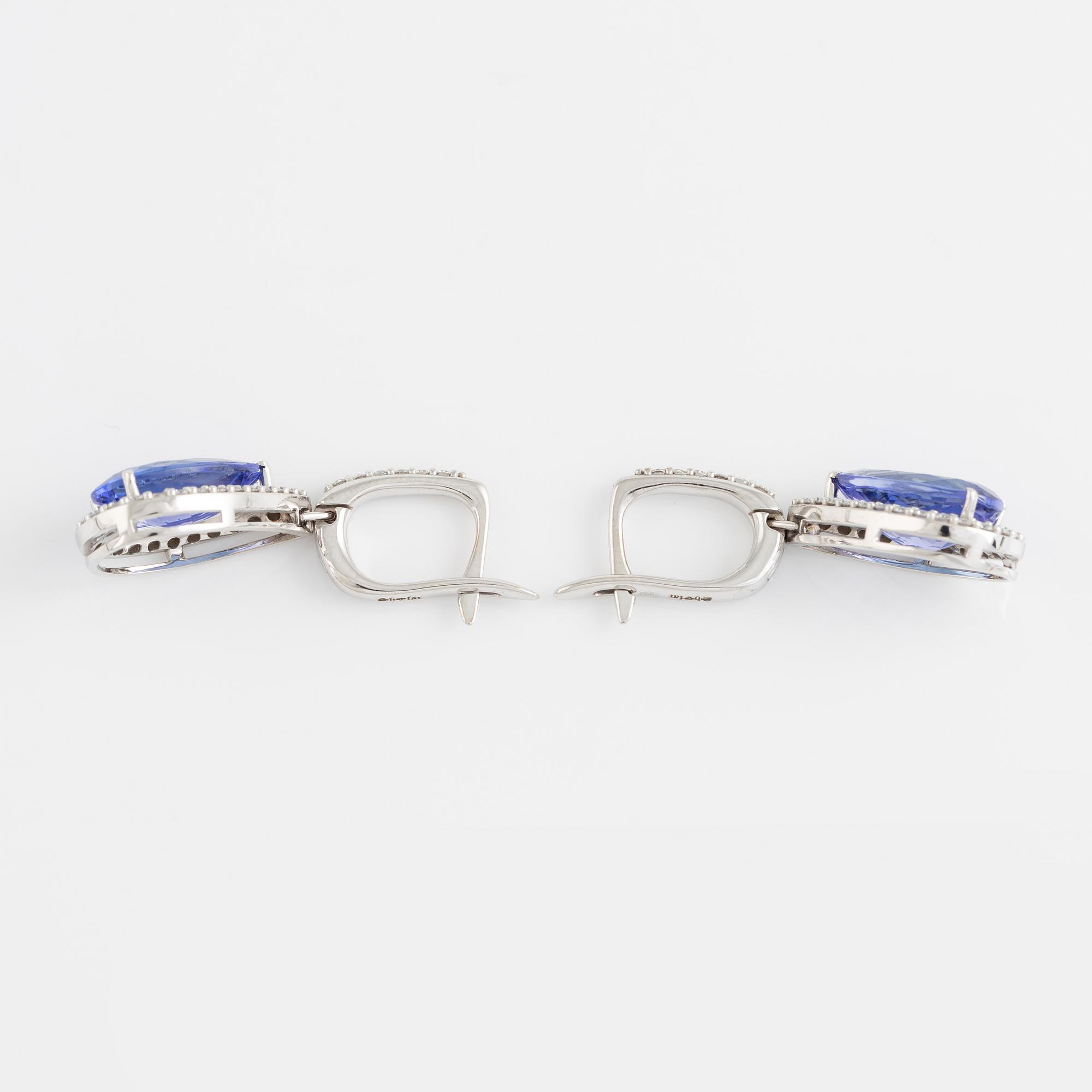 Örhängen med droppformade tanzaniter och briljantslipade diamanter.