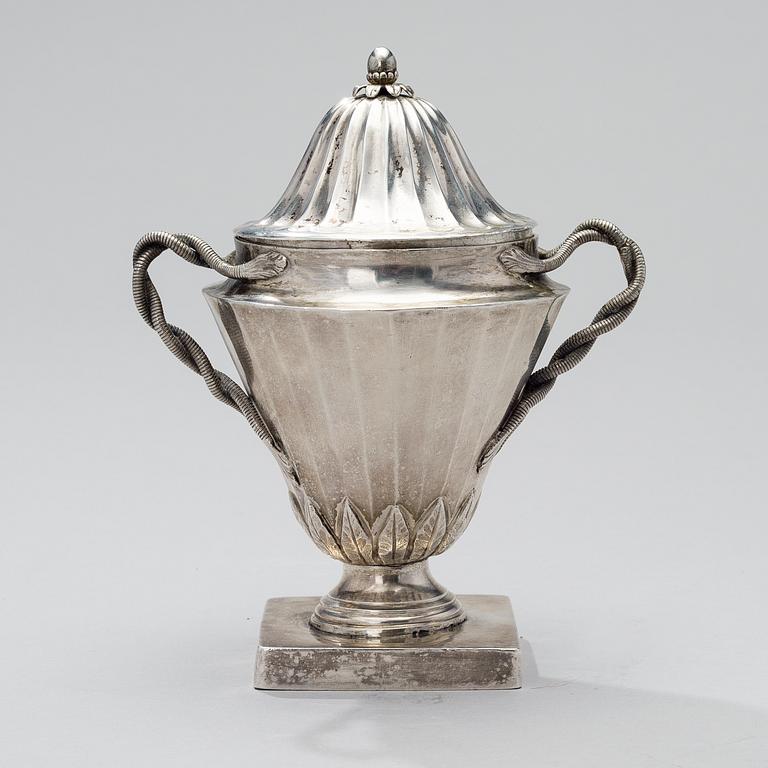 AN EMPIRE STYLE SILVER URN, around 1810-1820. Unclear hallmarks. Weight 304 g.