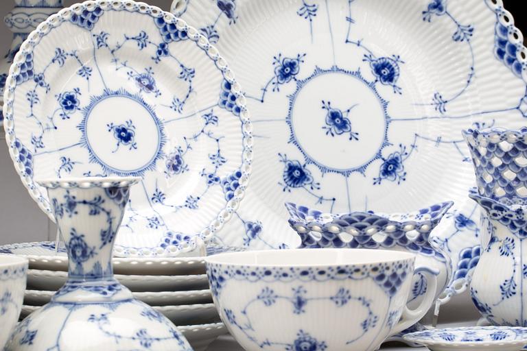 SERVISDELAR, ca 30 delar, porslin. "Musselmalet", Royal Copenhagen.