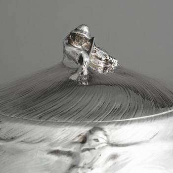 Aron Jerndahl, terrin med lock "Dansen", Johan August Ferngren  Stockholm 1930, silver.