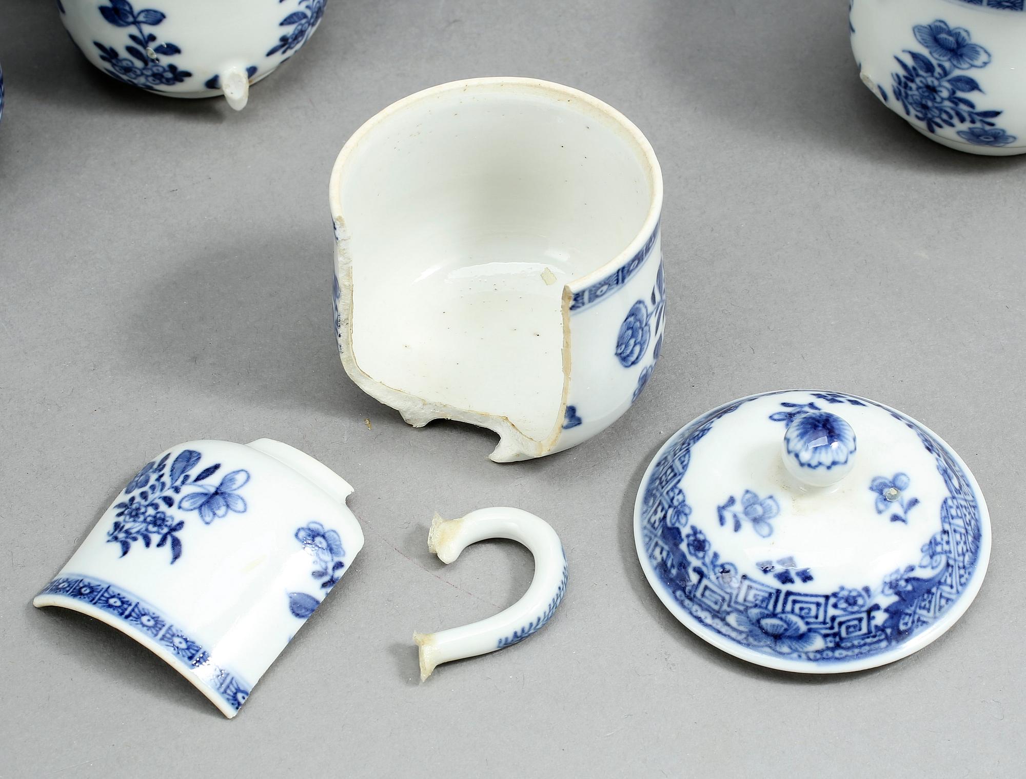 CREMEKOPPAR, 16 st, porslin, Kina, 1700-tal.