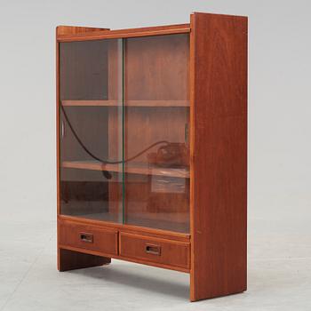 SKÅP MED VITRIN, 1900-talets andra hälft.