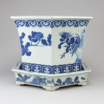A blue and white flower pot with stand, Qing dynasty, Qianlong (1736-95).