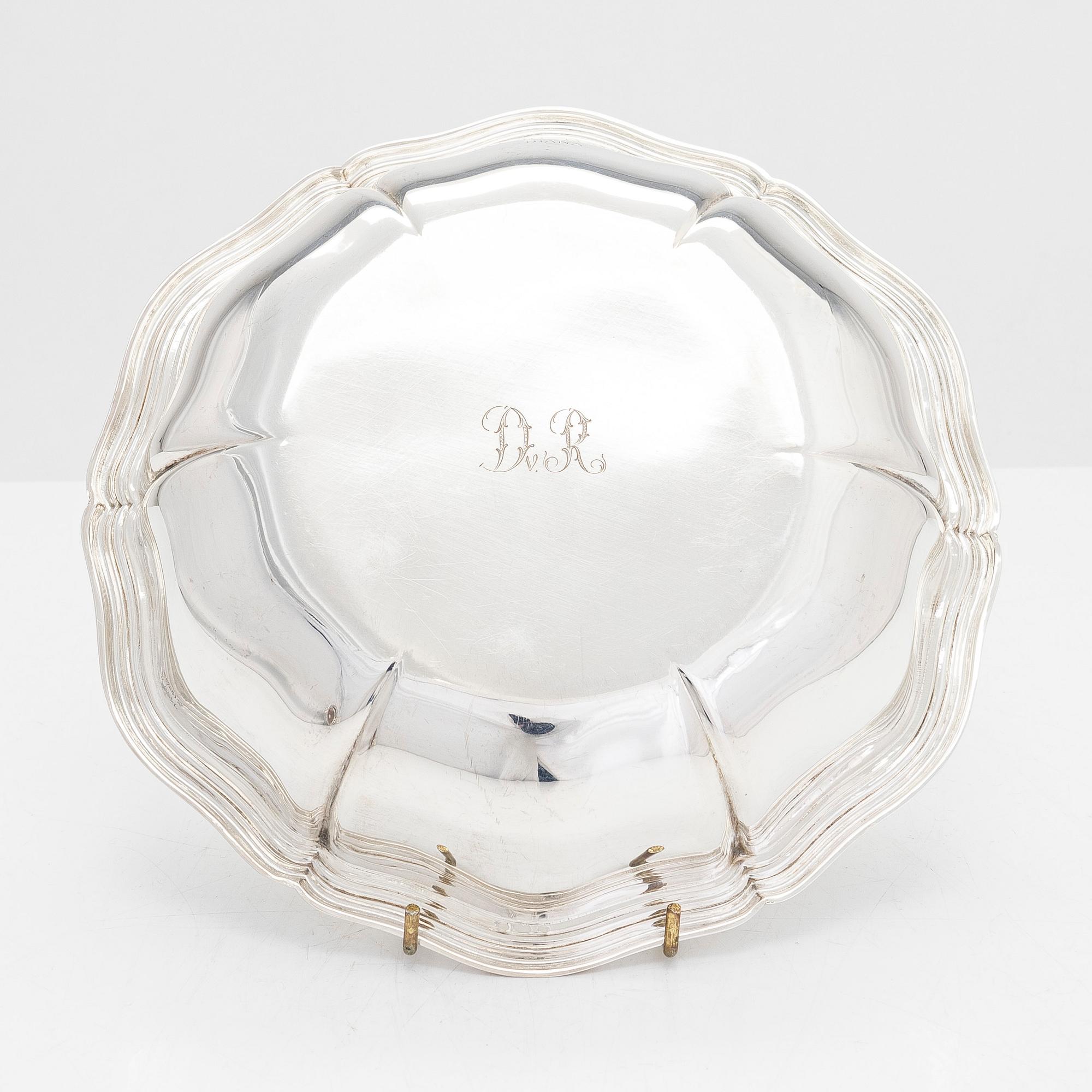 Uppläggningsfat, 4 st, och skålar, 2 st, silver, svenska, danska och finska stämplar 1918-1948, samt försilvrad coaster.