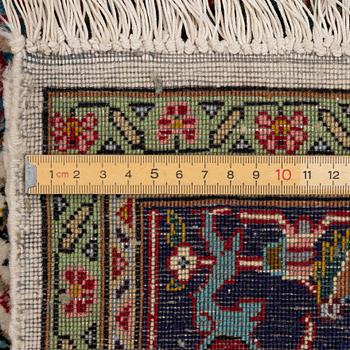 Carpet, Tabriz. ca 168 x 96 cm.