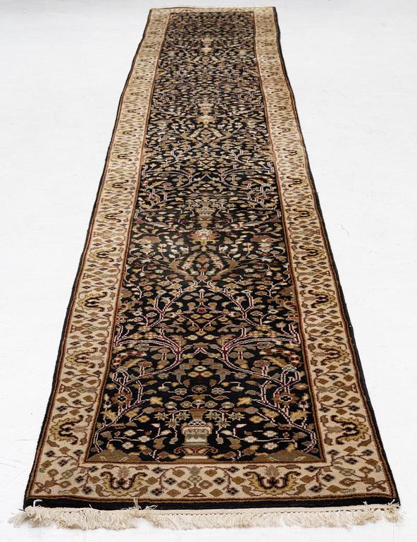 Gallerimatta, orientalisk, ca 517 x 76 cm.